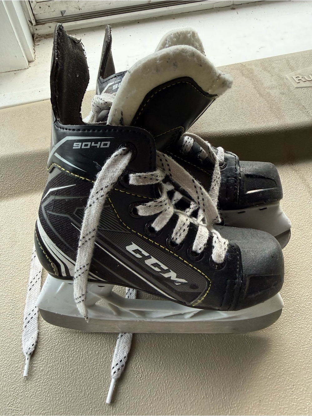 CCM Tacks 9040 Youth Hockey Skates Size 11Y EU 29 Ice Hockey Black White